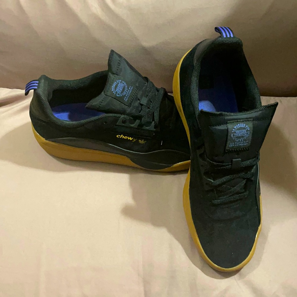 Men adidas shoes like brand new.